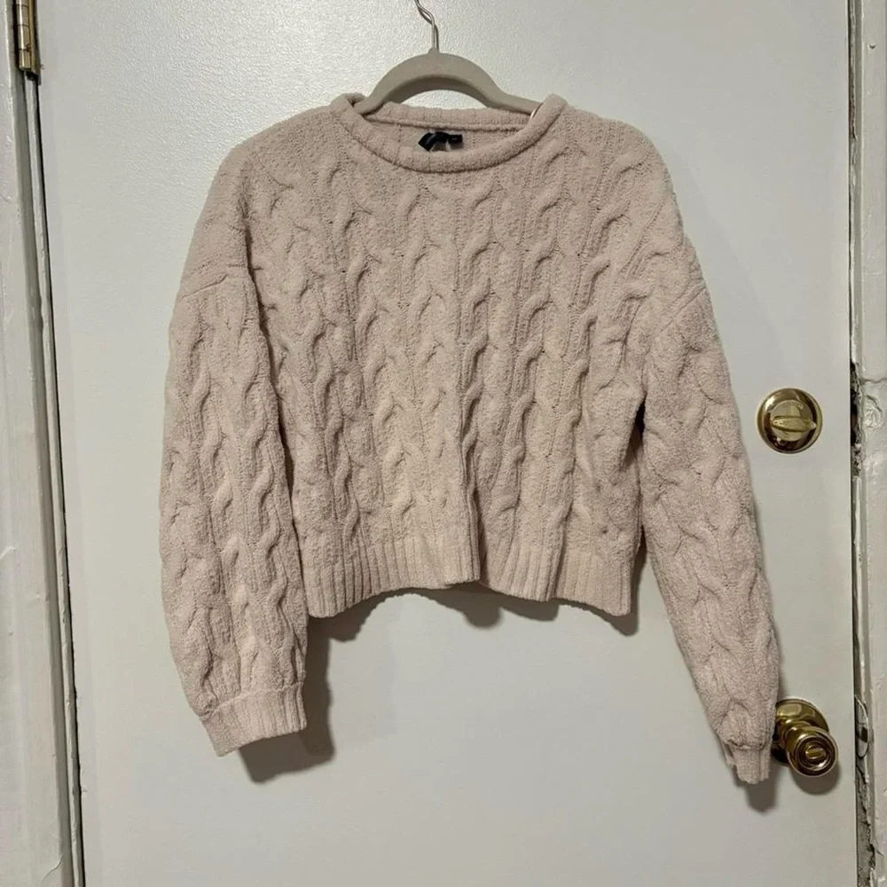 Cute cream slightly cropped cable knit sweater‎ super soft med